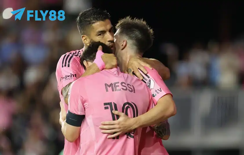 Luis Suarez cũng đóng góp 1 bàn thắng Luis Suarez cũng đóng góp 1 bàn thắng